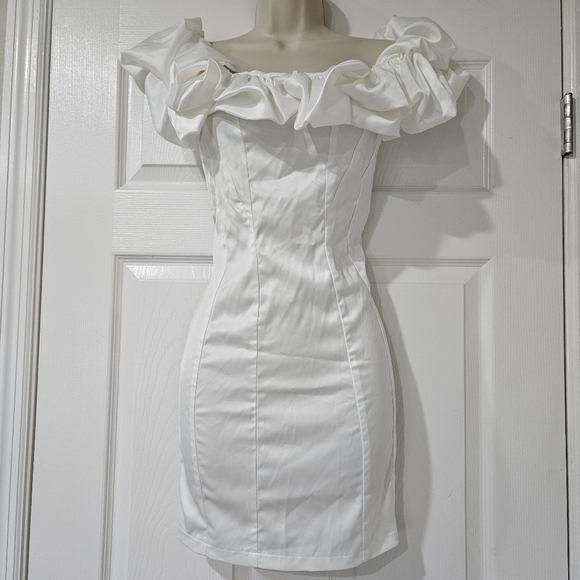 n/o Dresses & Skirts - Elegant White Off-Shoulder Dress